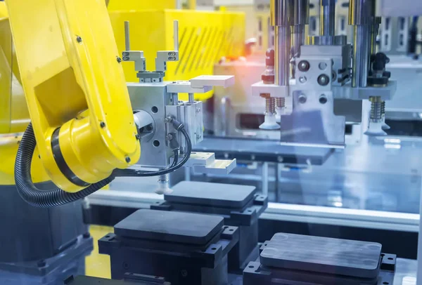 Robotik Ekran Koruyucu Film Veya Imalat Telefon Fabrikasında Cam Kaplama — Stok fotoğraf