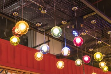 Koyu bir arkaplanda renkli parlak lambalar