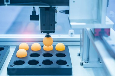 Masa tenisi topu tutmak için vakum sistemi ile robotik kol kullanımı