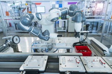 Elektronik montaj hattı için robot kolu. SİZ için robot