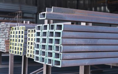 Fabrika deposuna yığılmış çelik borular endüstrisi inşaatı