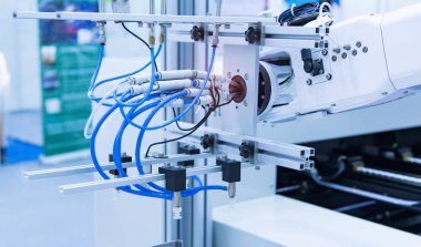 robot kol sanat üretim bölümünde akıllıca çalışıyor