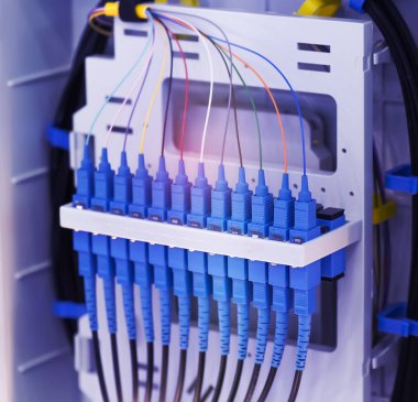 Fiber optik kablo iletişim dağıtım noktasına bağlanıyor