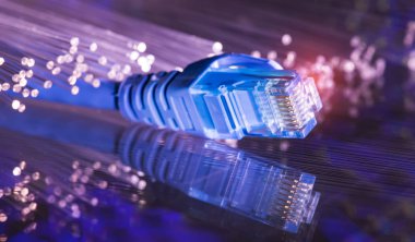 fiber optik arkaplanı olan ağ kabloları