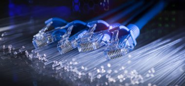 fiber optik arkaplanı olan ağ kabloları