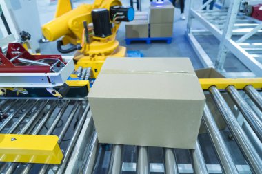 Otomatik taşıma bandı olan üretim hattı, sanayi yolu.