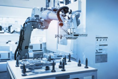 robot kol sanat üretim bölümünde akıllıca çalışıyor