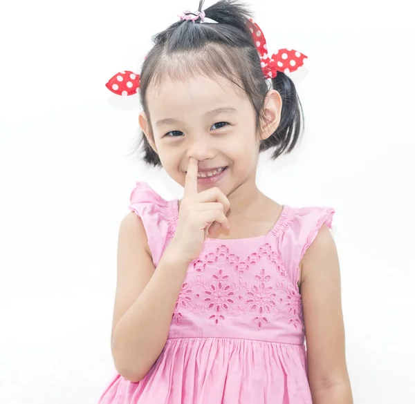 Küçük Asyalı Kız Parmağını Burnuna Soktu — Stok fotoğraf