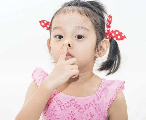 Kleines Asiatisches Mädchen Mit Einem Finger Der Nase — Stockfoto