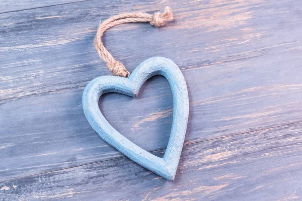 Eski püskü ahşap zemin üzerine mavi kalp — Stok fotoğraf