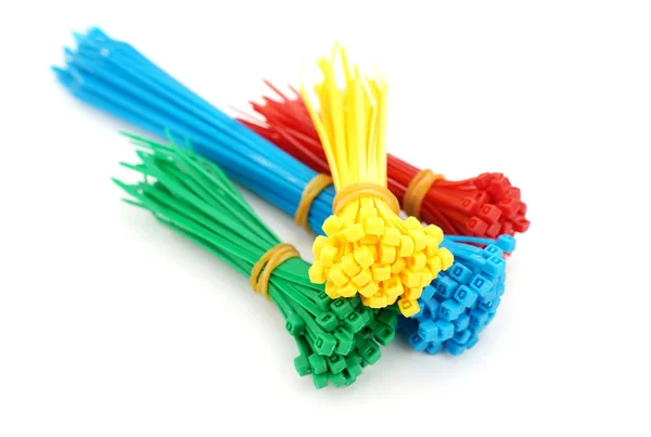 Diferentes colores de lazos de cable de nylon de plástico de primer plano en blanco ba —  Fotos de Stock