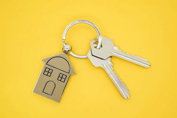 Přívěšek na klíče se symbolem domu a žlutými tlačítky — Stock fotografie