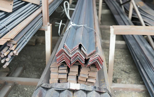 Ocelový roh. Prodej válcovaných kovových výrobků. — Stock fotografie