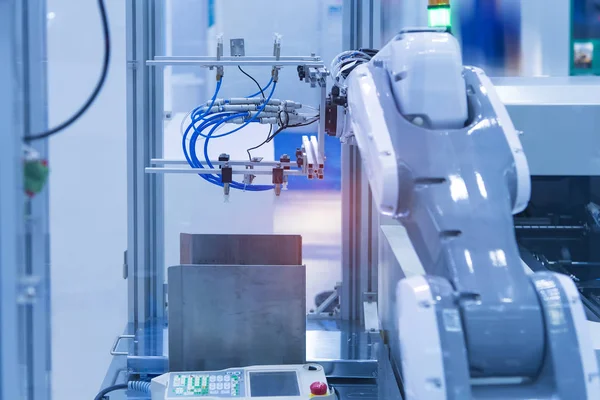 Brazo robot está trabajando inteligentemente en el departamento de producción en el arte — Foto de Stock