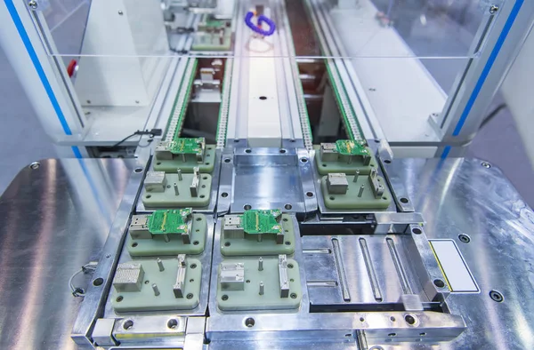 Obróbka druku na maszynie CNC pracującej w fabryce — Zdjęcie stockowe