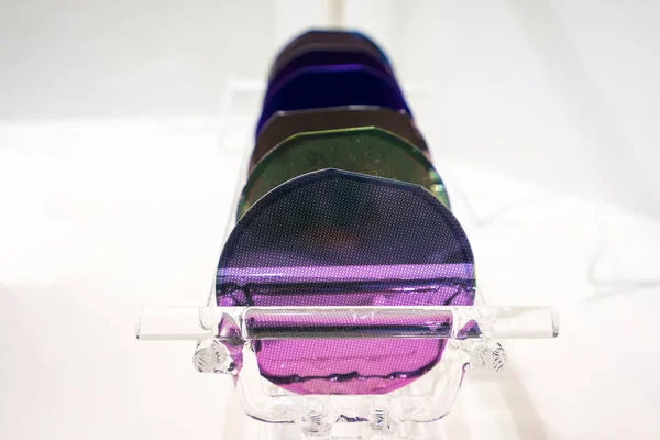 Silikon Wafers dalam kotak pemegang plastik — Stok Foto