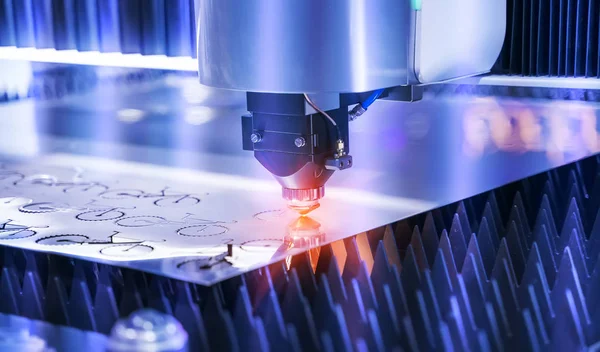 Laserowego urządzenia tnącego przez program CNC — Zdjęcie stockowe