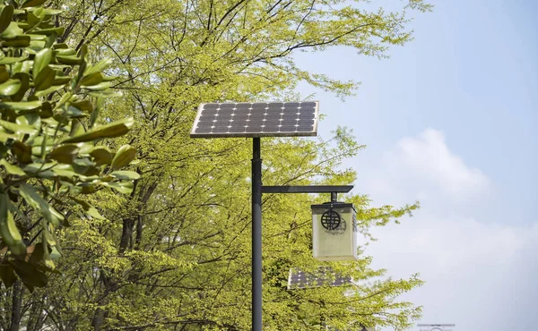 太陽電池パネルのエネルギーと街灯ポスト — ストック写真