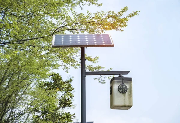 太陽電池パネルのエネルギーと街灯ポスト — ストック写真