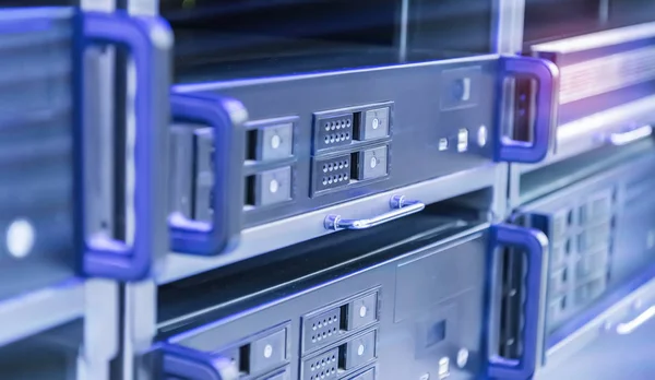 Pannello server moderni nel data center verticale — Foto Stock