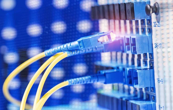 Cable de fibra óptica conectarse a la comunicación Punto de distribución —  Fotos de Stock