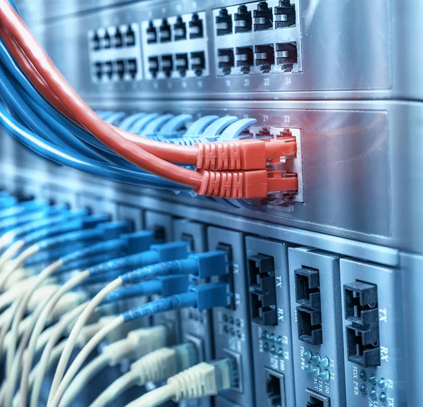 Síťové kabely v switch a firewall v cloud computingu dat ce — Stock fotografie