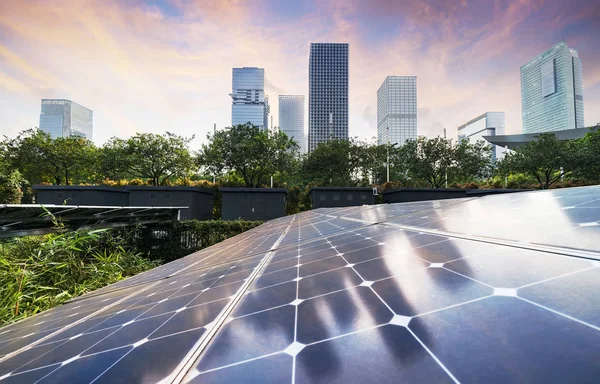 Planta de paneles solares con edificios urbanos modernos monumentos paisajísticos —  Fotos de Stock