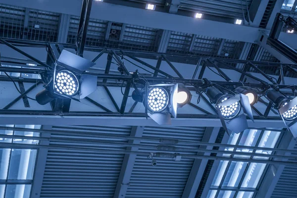 Sistema de proyectores en el marco metálico de la sala de exposiciones . —  Fotos de Stock