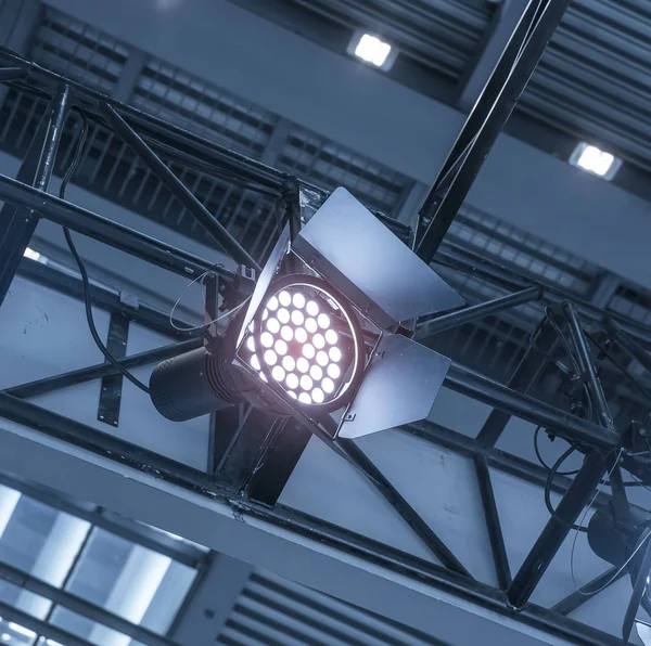 Reflektor v kovovém rámu výstavní haly. — Stock fotografie