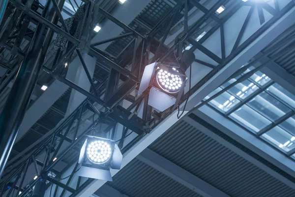 Spotlight system in the metal frame of the exhibition hall. — Stock Photo, Image