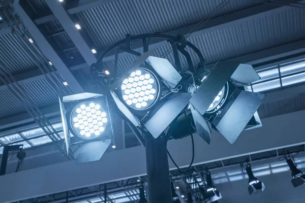 Spotlight-system i utställningshallens metallram. — Stockfoto