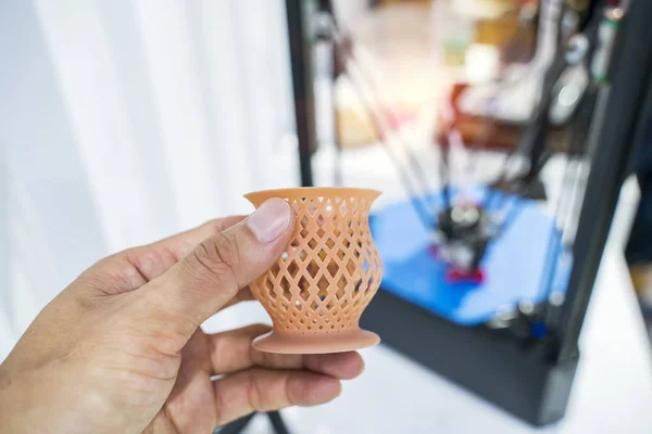 Hand mit Objekt gedruckt auf 3D-Drucker Nahaufnahme. — Stockfoto