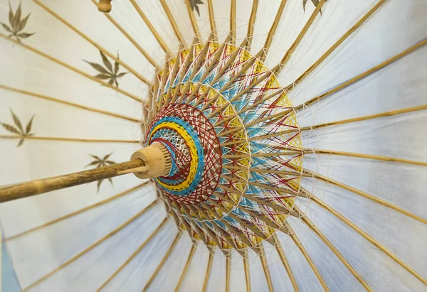 Aziatische paraplu detail handgemaakte versierd close-up — Stockfoto