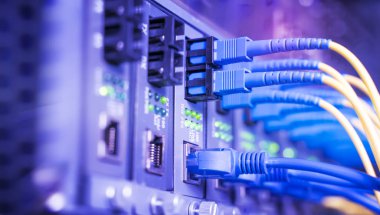 Ağ çekirdeğine bağlanan fiber ağ kablosu kapat