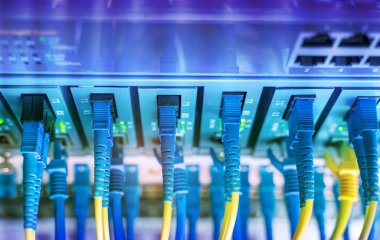 Ağ çekirdeğine bağlanan fiber ağ kablosu kapat