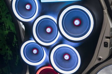 gece arabada stereo ve hoparlörler In ışıkları