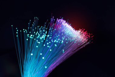 Optik fiber dinamik teknoloji arka planının derinliklerinden uçuyor.