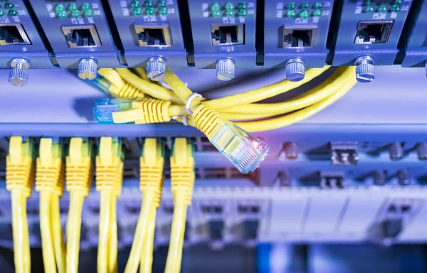 クラウドコンピューティングdのスイッチとファイアウォールの黄色のネットワークケーブル — ストック写真
