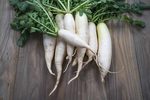 Rabanete Daikon no fundo de madeira — Fotografia de Stock