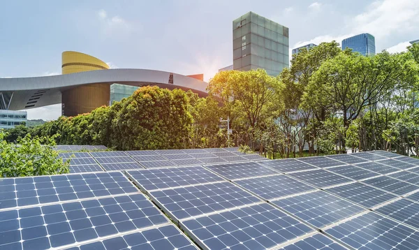 Planta de paneles solares con monumentos paisajísticos urbanos, engranaje ecológico —  Fotos de Stock
