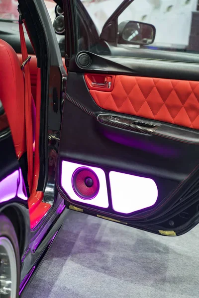 Lichten van stereo en luidsprekers in de auto in de nacht — Stockfoto