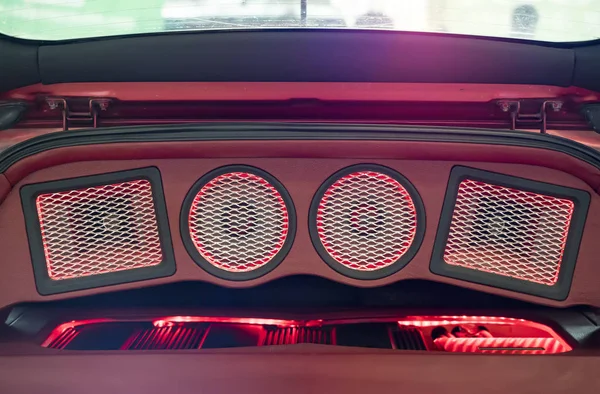 Stereoanlage und Lautsprecher im Auto in der Nacht — Stockfoto
