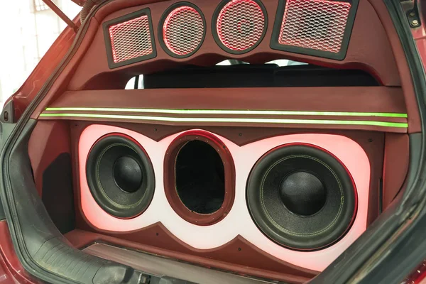 Światła stereo i głośniki w samochodzie w nocy — Zdjęcie stockowe