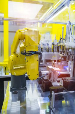 otomatik ekran koruyucu film veya cam kaplama imalat mo