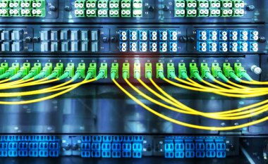 Fiber optik kablo iletişim dağıtım noktasına bağlanıyor