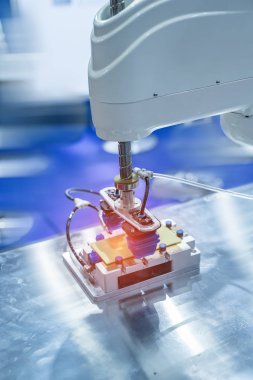 telefon fabrikasında çalışan istihbarat makinesi