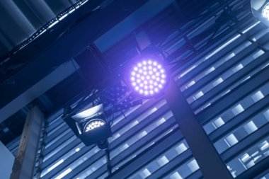 Sergi salonunun metal çerçevesindeki spot ışığı sistemi.