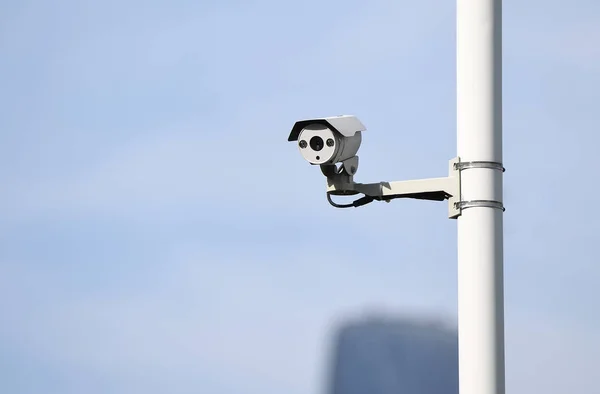 Caméra de sécurité enregistrement vidéo avec bâtiment — Photo