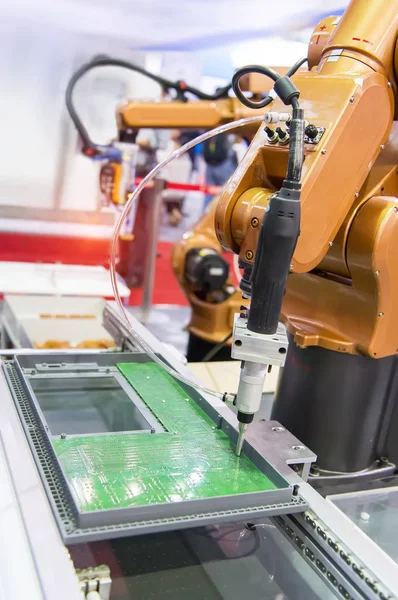 Робот свердлильний верстат на заводі промислового виробництва друкованої плати — стокове фото