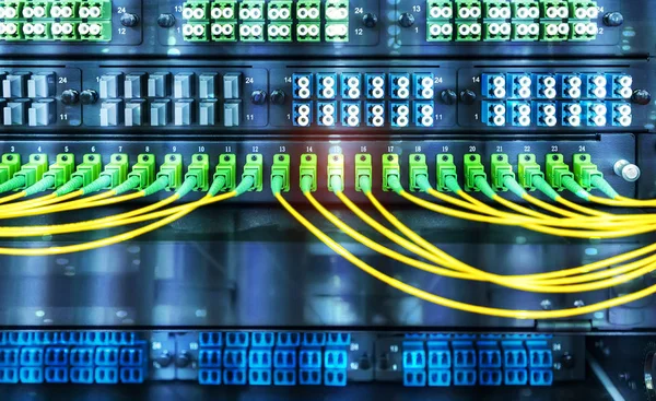 Волоконно-оптические кабели соединяются с точкой распределения связи — стоковое фото